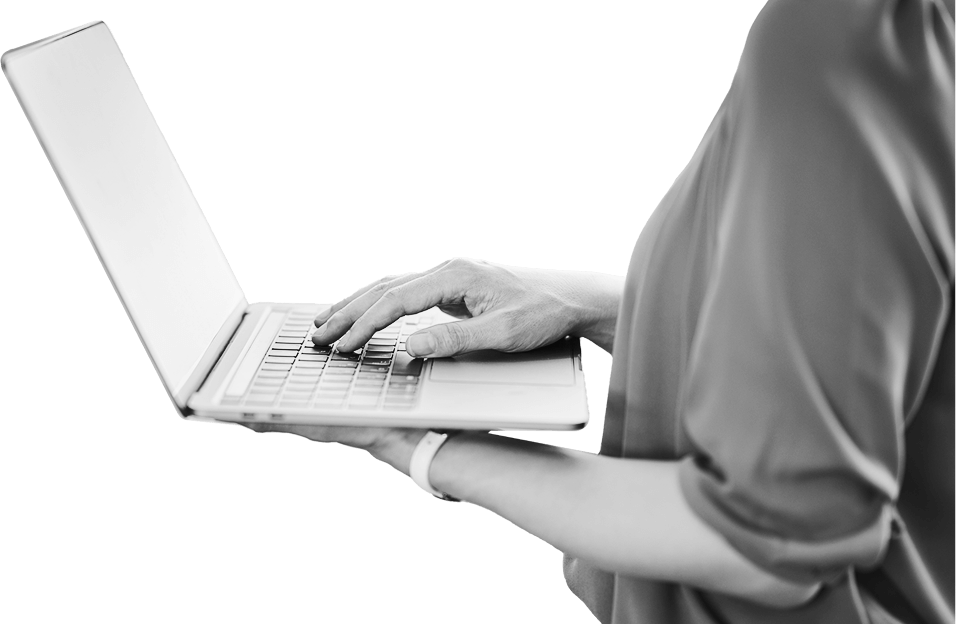 イメージ:PCを持つ様子