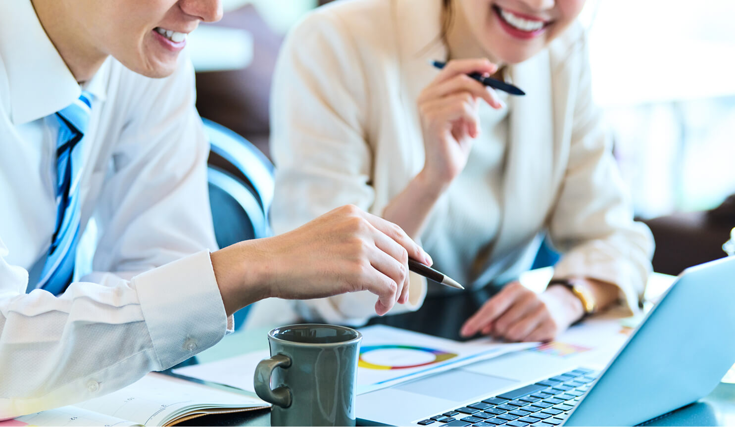 イメージ:仲間と笑顔で働く様子