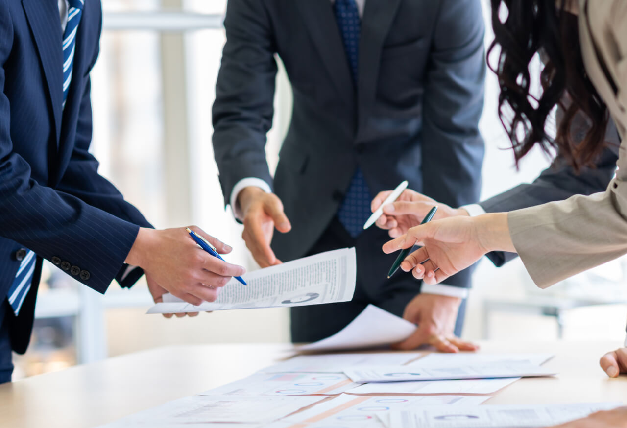 イメージ:提案しあう様子