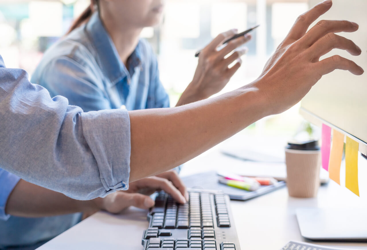 イメージ:パソコンを操作する様子